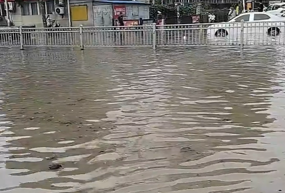 ▲市區成一片汪洋。（圖／翻攝自微博，上同）