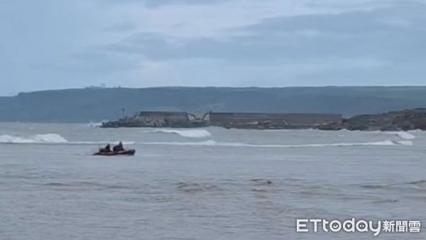▲▼ 屏東滿州鄉佳樂水漁村公園沙攤，今日發生民眾下水後失聯事件 。（圖／記者陳崑福翻攝）