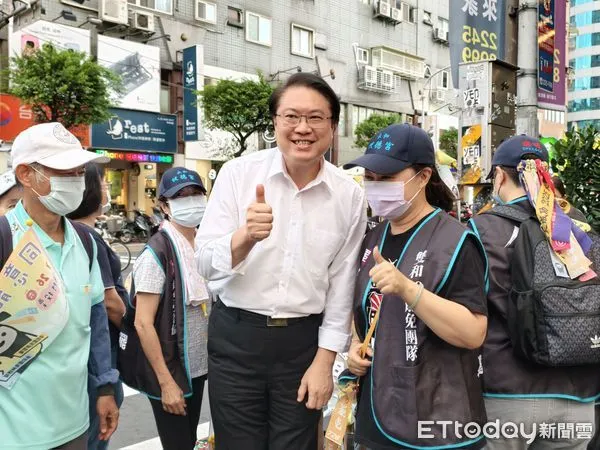 ▲▼林右昌到樂華夜市掃街。（圖／記者杜冠霖攝）