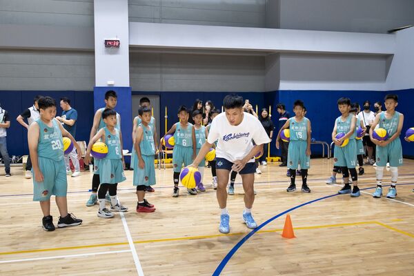 ▲海神雙星于煥亞、唐維傑擔任客座教練，指導力行國小球員。（圖／遠雄文教公益基金會提供）