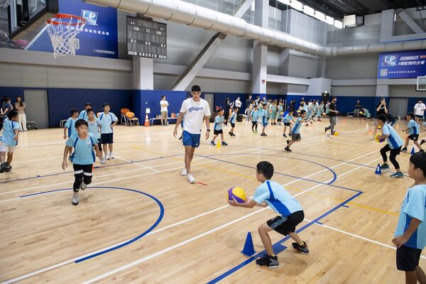 ▲海神雙星于煥亞、唐維傑擔任客座教練，指導力行國小球員。（圖／遠雄文教公益基金會提供）