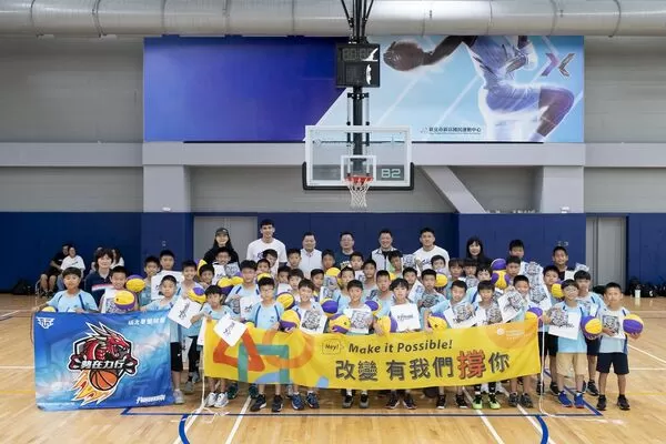 ▲海神雙星于煥亞、唐維傑擔任客座教練，指導力行國小球員。（圖／遠雄文教公益基金會提供）