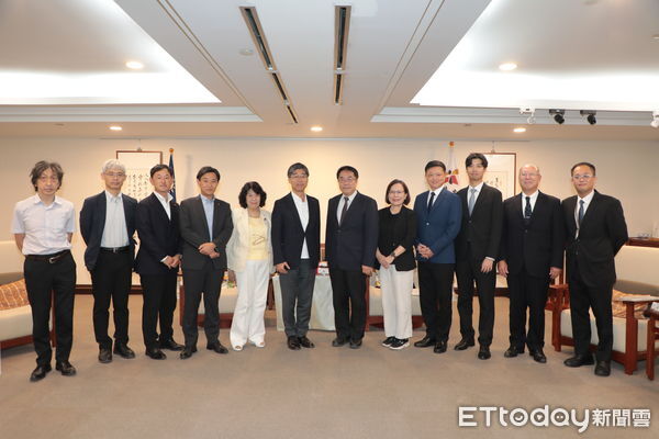 ▲日本眾議員田嶋要率團拜會台南市長黃偉哲，黃偉哲市長贈送八田米禮盒給日本來賓，象徵台日長年互助友好情誼。（圖／記者林東良翻攝，下同）