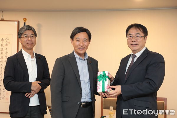 ▲日本眾議員田嶋要率團拜會台南市長黃偉哲，黃偉哲市長贈送八田米禮盒給日本來賓，象徵台日長年互助友好情誼。（圖／記者林東良翻攝，下同）
