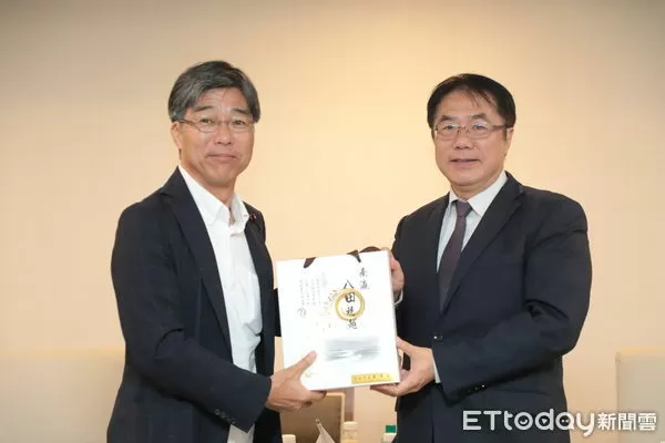 ▲日本眾議員田嶋要率團拜會台南市長黃偉哲，黃偉哲市長贈送八田米禮盒給日本來賓，象徵台日長年互助友好情誼。（圖／記者林東良翻攝，下同）