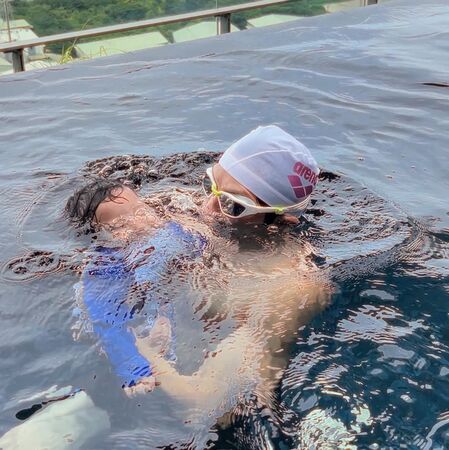 ▲▼李國毅帶兒游泳「男生沒關係啦」差別待遇　愷樂笑翻：奶奶不能看到。（圖／翻攝自Instagram／lllego）