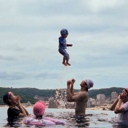 ▲▼李國毅帶兒游泳「男生沒關係啦」差別待遇　愷樂笑翻：奶奶不能看到。（圖／翻攝自Instagram／lllego）