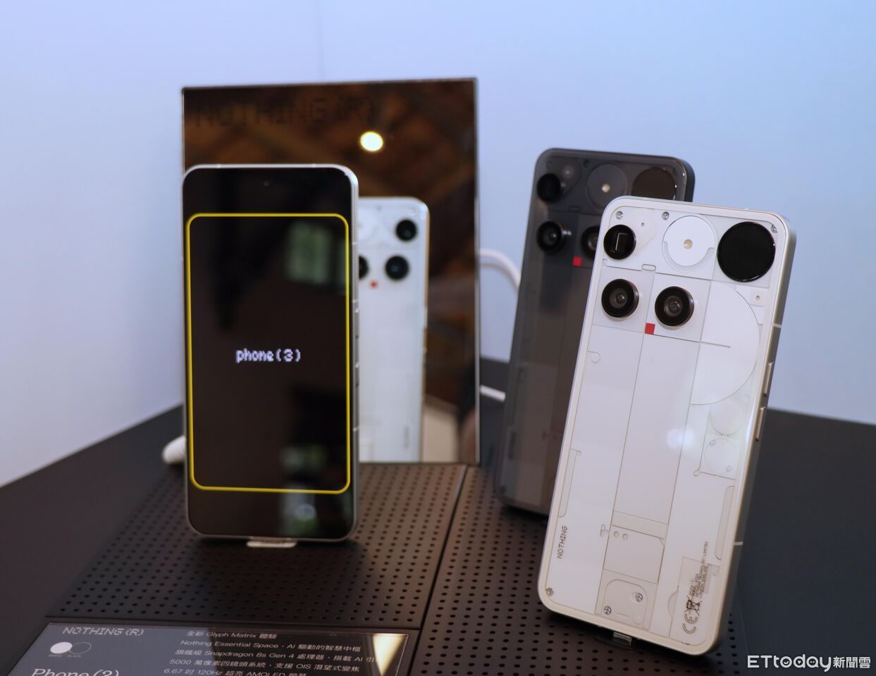 ▲▼    Nothing Phone(3）,HeadPhone(1)  ,手機       。（圖／記者蘇晟彥攝）