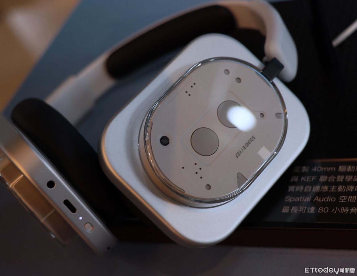 ▲▼    Nothing Phone(3）,HeadPhone(1)         。（圖／記者蘇晟彥攝）