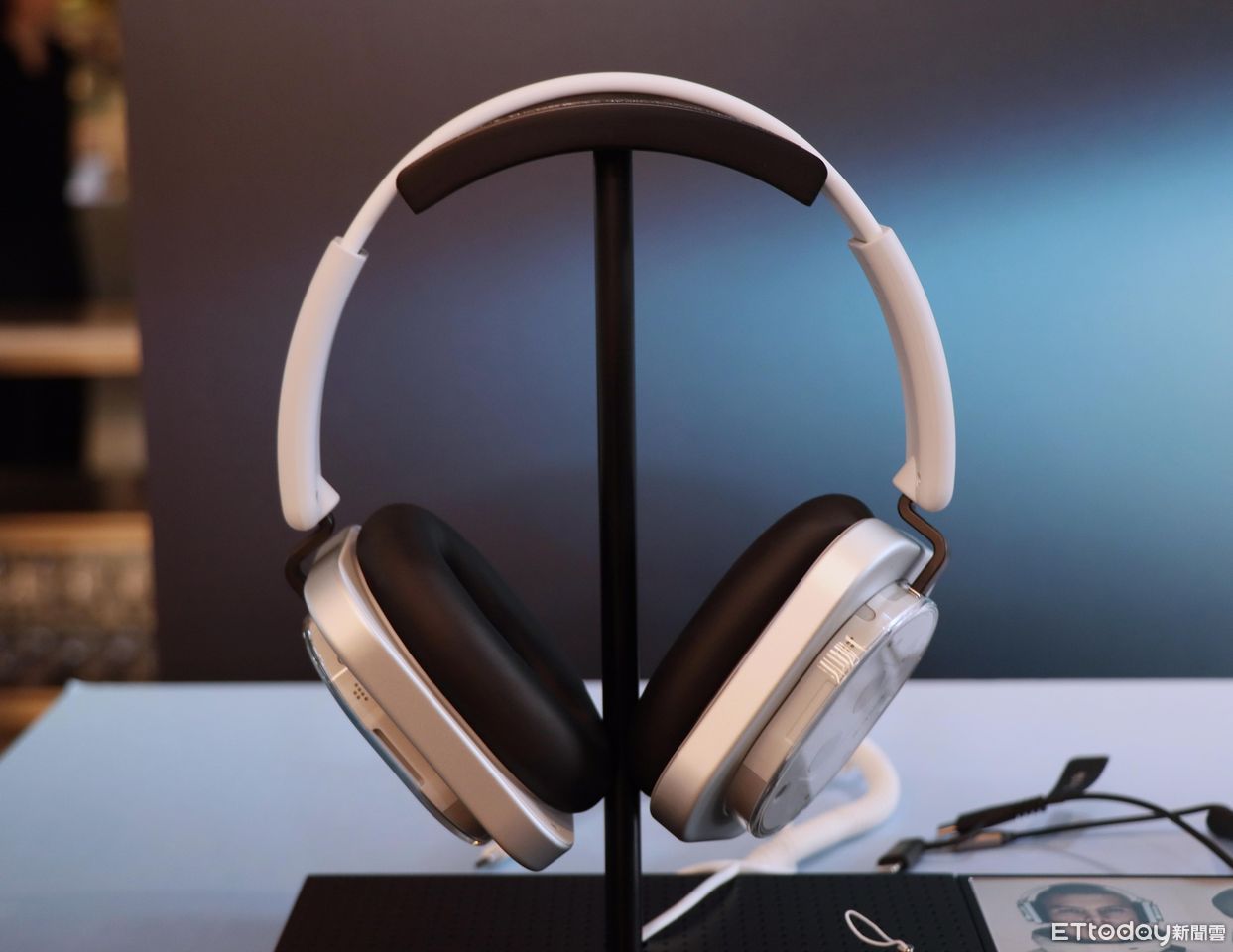 ▲▼    Nothing Phone(3）,HeadPhone(1)         。（圖／記者蘇晟彥攝）
