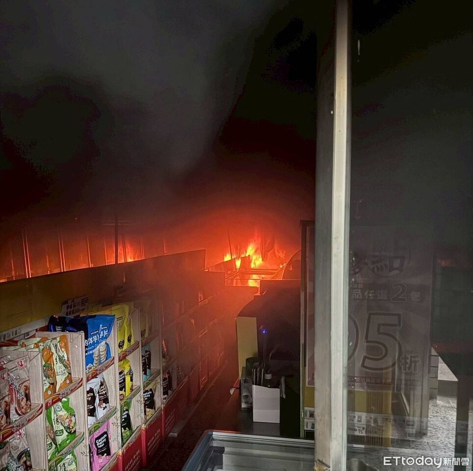 台南東區透天商店突冒濃煙！　冷凍櫃起火消防破門急滅火