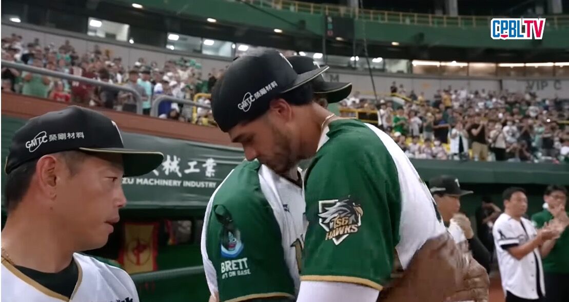 ▲▼魔鷹喪妻致詞，主持人沐妍險潰堤。（圖／翻攝YouTube／CPBL 中華職棒）