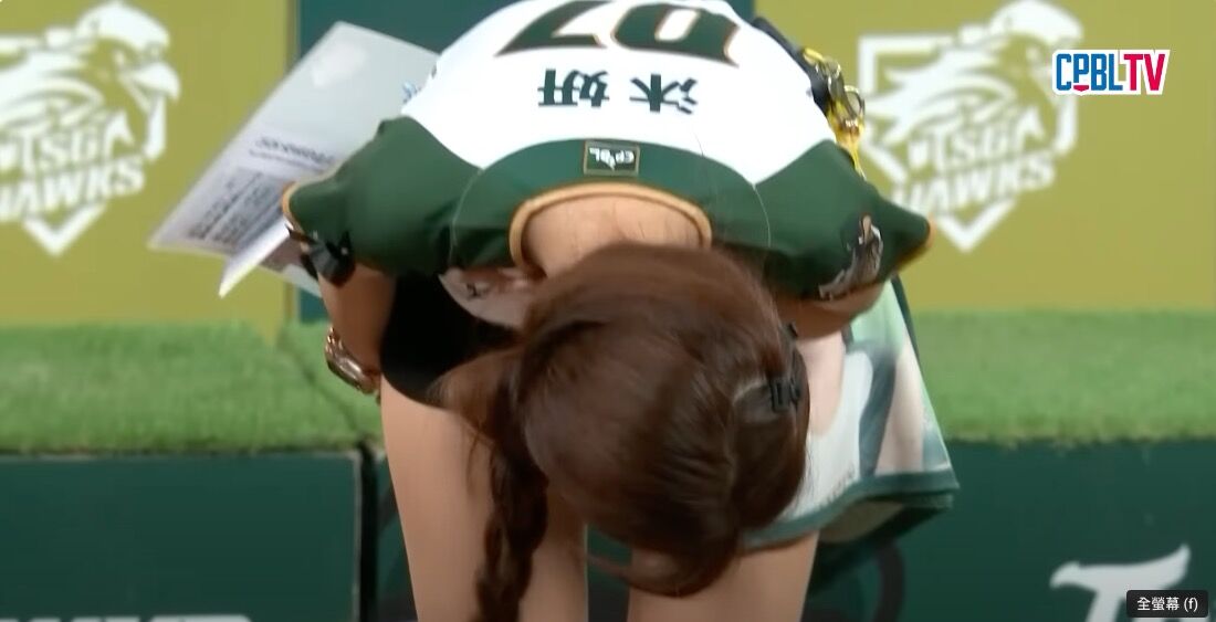 ▲▼魔鷹喪妻致詞，主持人沐妍險潰堤。（圖／翻攝YouTube／CPBL 中華職棒）
