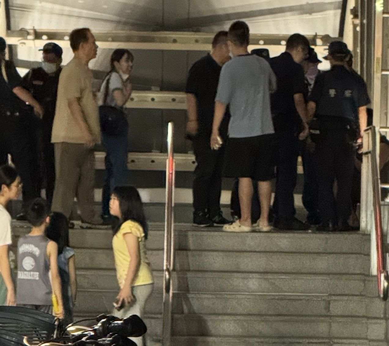 ▲▼高捷驚見「噁男躲廁所」偷拍！　澳門旅客遭拍嚇到驚逃。（圖／民眾提供）