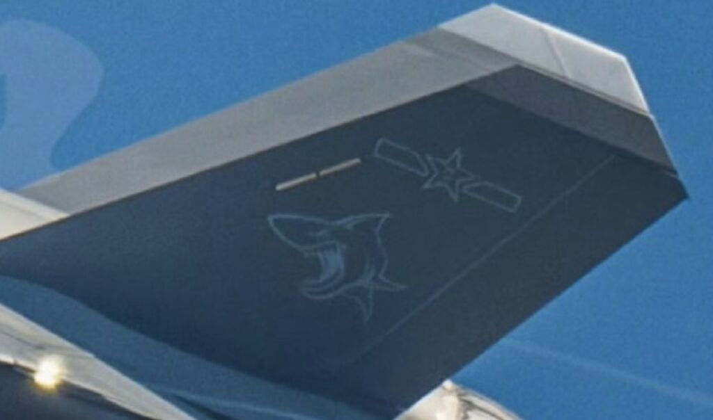 ▲大陸軍迷在微博瘋傳殲-35高清飛行照，機身有「中國海軍」和尾部「飛鯊」塗裝。（圖／翻攝微博）