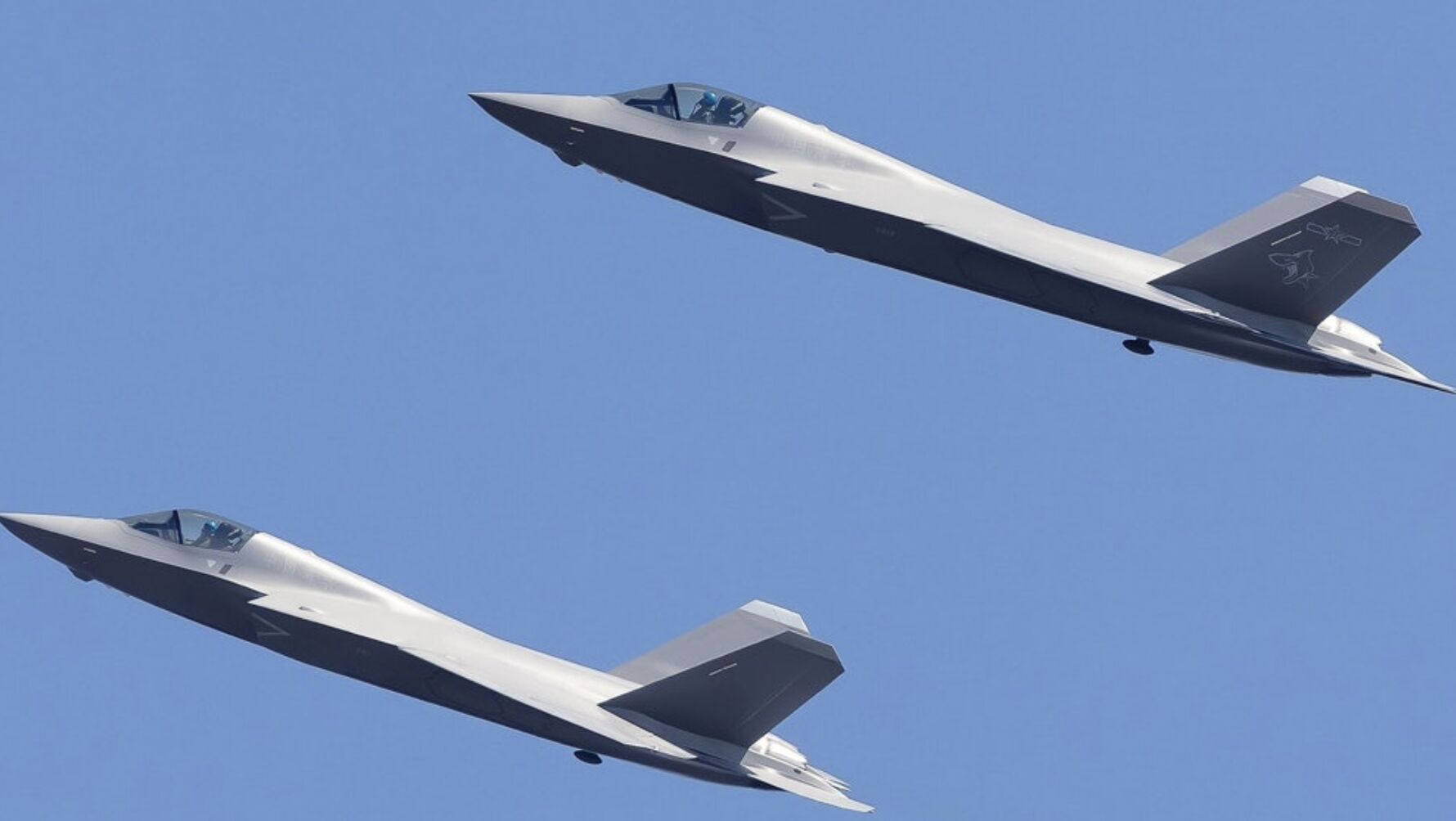 ▲大陸軍迷在微博瘋傳殲-35高清飛行照，機身有「中國海軍」和尾部「飛鯊」塗裝。（圖／翻攝微博）