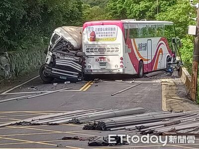 萬里聯結車對撞客運釀1死14傷 檢警查出「鋼條超載4噸」成關鍵