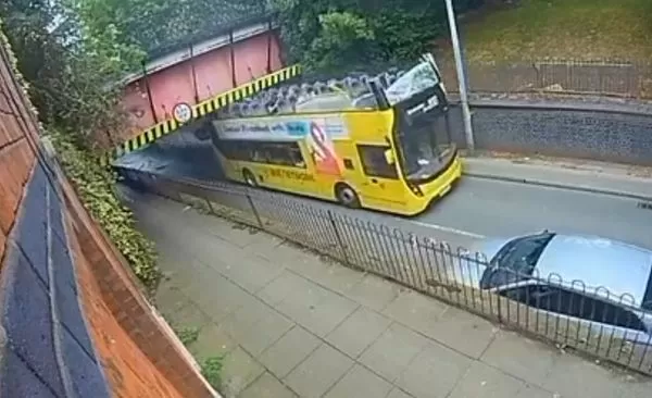 ▲▼英國曼城雙層巴士撞橋削頂　15人受傷一人危殆。（圖／翻攝自X）