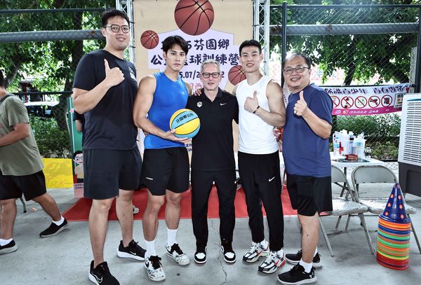 ▲小學體總理事長陳煥修（右）率領超強教練團南下彰化芬園鄉、中華男籃林秉聖被小球迷索簽名、中華男籃總教練圖齊親身示範運球基本動作。。（圖／小學體總提供）