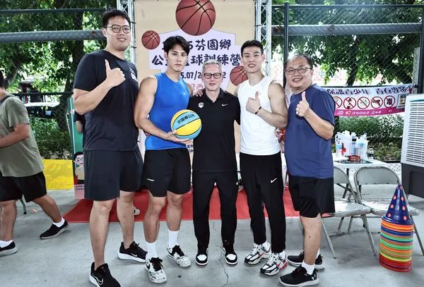 ▲小學體總理事長陳煥修（右）率領超強教練團南下彰化芬園鄉、中華男籃林秉聖被小球迷索簽名、中華男籃總教練圖齊親身示範運球基本動作。。（圖／小學體總提供）