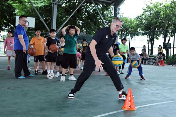 ▲小學體總理事長陳煥修（右）率領超強教練團南下彰化芬園鄉、中華男籃林秉聖被小球迷索簽名、中華男籃總教練圖齊親身示範運球基本動作。。（圖／小學體總提供）