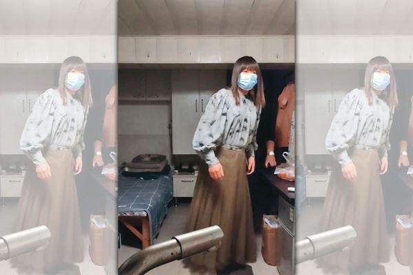 南京紅姐和男網友見面時，幾乎都是同一套上衣、長裙和招牌口罩。（翻攝自X）