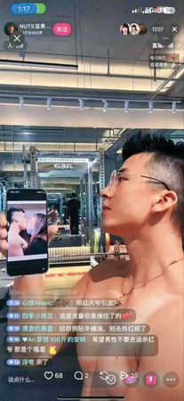 中國大陸網友拿著南京紅姐的截圖自拍，否認自己是片中的健身教練，被網友轟在蹭流量。（翻攝自微博）