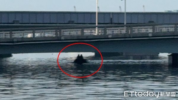 ▲警消人員在橋下涵洞發現死者             。（圖／民眾提供）