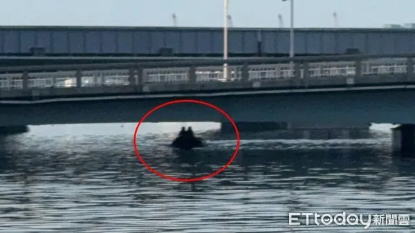 ▲警消人員在橋下涵洞發現死者             。（圖／民眾提供）