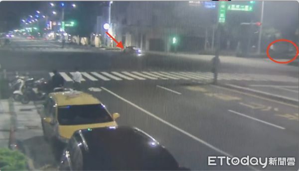 ▲兩台轎車在路口中發生撞擊車禍             。（圖／記者吳奕靖翻攝）