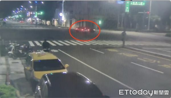 ▲兩台轎車在路口中發生撞擊車禍             。（圖／記者吳奕靖翻攝）