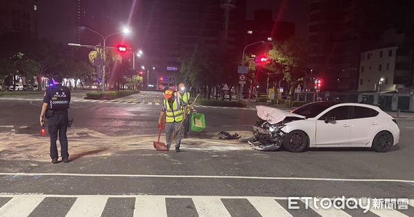 ▲兩台轎車在路口中發生撞擊車禍             。（圖／記者吳奕靖翻攝）