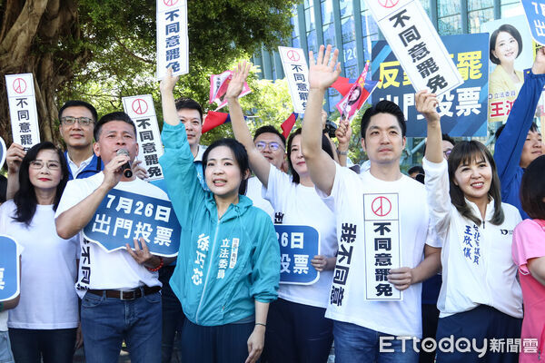 ▲台北市長蔣萬安陪同徐巧芯、王鴻薇路口催票反罷免。（圖／記者林敬旻攝）