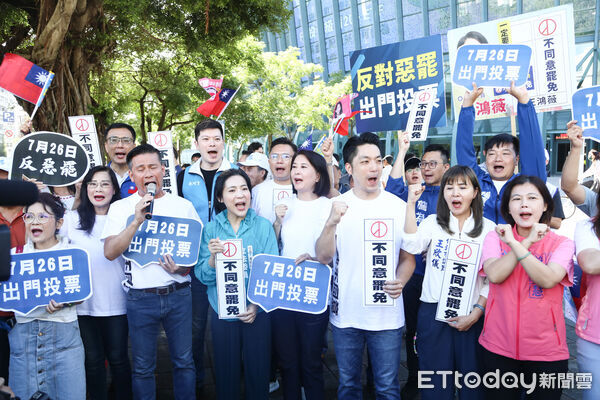 ▲台北市長蔣萬安陪同徐巧芯、王鴻薇路口催票反罷免。（圖／記者林敬旻攝）