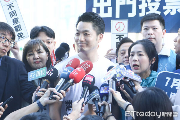 ▲台北市長蔣萬安陪同徐巧芯、王鴻薇路口催票反罷免。（圖／記者林敬旻攝）