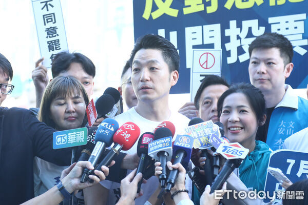 ▲台北市長蔣萬安陪同徐巧芯、王鴻薇路口催票反罷免。（圖／記者林敬旻攝）