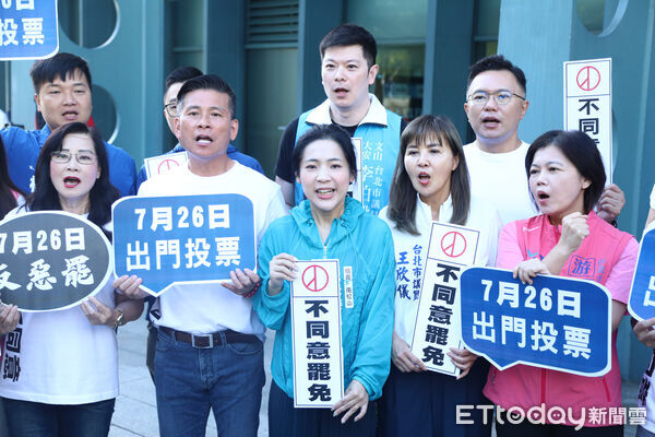 ▲國民黨北市議員陪同徐巧芯、王鴻薇路口催票反罷免。（圖／記者林敬旻攝）