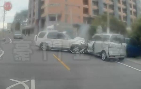 ▲彰化員林市發生對撞車禍。（圖／翻攝自黑色豪門企業）
