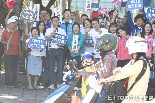 ▲台北市長蔣萬安陪同徐巧芯、王鴻薇路口催票反罷免。（圖／記者林敬旻攝）