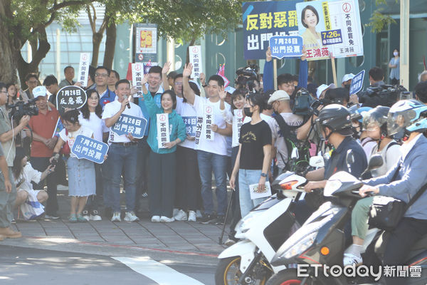 ▲台北市長蔣萬安陪同徐巧芯、王鴻薇路口催票反罷免。（圖／記者林敬旻攝）