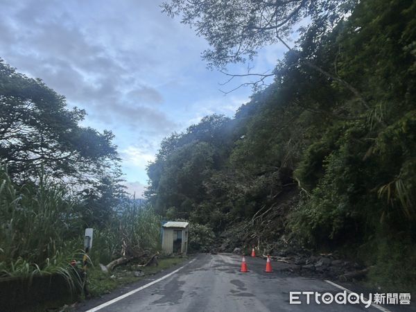 ▲▼台東縣海端鄉台20線170K+600邊坡落石，無法通行，暫時封閉。（圖／翻攝自南區養護工程分局)