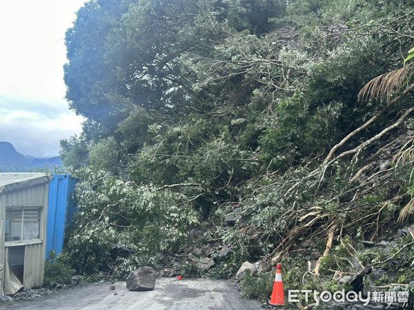 ▲▼台東縣海端鄉台20線170K+600邊坡落石，無法通行，暫時封閉。（圖／翻攝自南區養護工程分局)