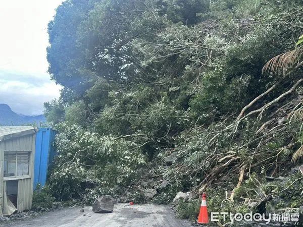 ▲▼台東縣海端鄉台20線170K+600邊坡落石，無法通行，暫時封閉。（圖／翻攝自南區養護工程分局)