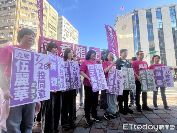 ▲▼民進黨團51戰隊今早兵分兩路，由黨團幹事長吳思瑤、書記長陳培瑜領軍，分別在台北市南京東路三段224號路口處與八德路三段／光復北路口，力挺罷免行動。（圖／記者詹詠淇攝）