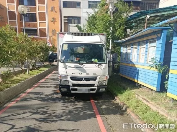▲台中小貨車倒車輾行人，72歲男當場命危送醫搶救中。（圖／記者許權毅翻攝，下同）