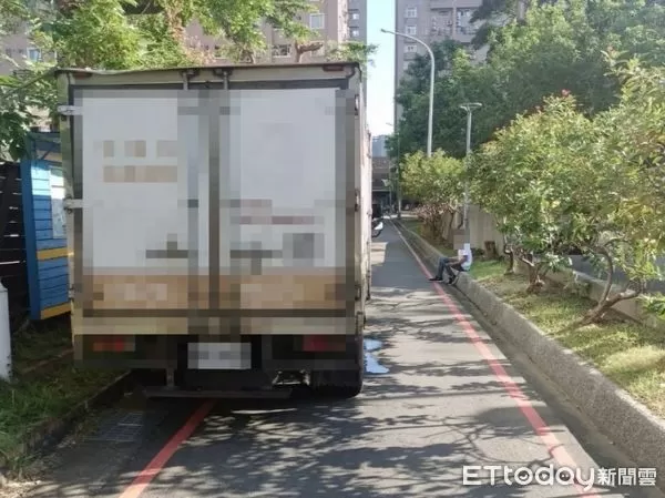 ▲台中小貨車倒車輾行人，72歲男當場命危送醫搶救中。（圖／記者許權毅翻攝，下同）