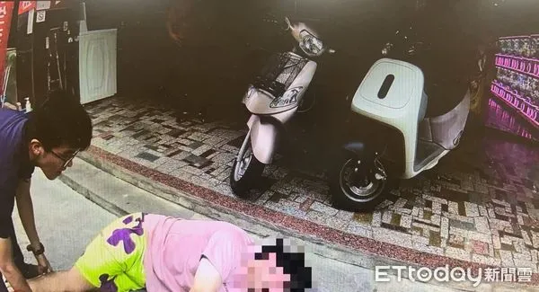 ▲男子癲癇發作倒地抽搐，員警火速將其抱上巡邏車送醫搶救。（記者林東良翻攝，下同）