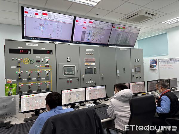 ▲台鹽公司獲頒ISO 14064-1溫室氣體查驗證書，由董事長丁彥哲代表受獎。（記者林東良翻攝，下同）