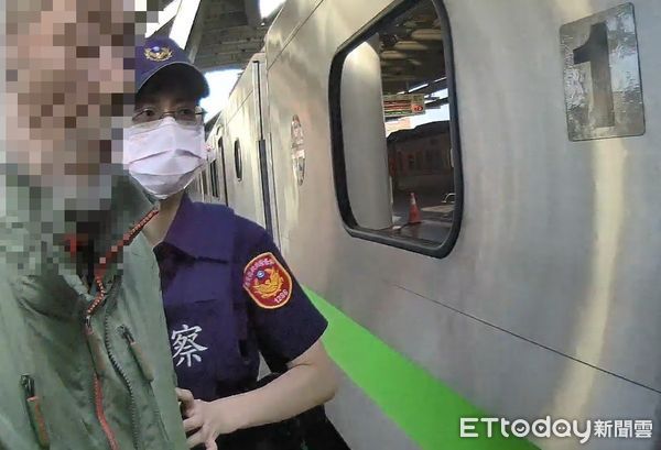 ▲屏東警分局員警助桃園吳姓阿北返家。（圖／記者陳崑福翻攝）