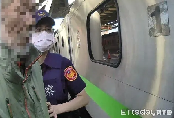 ▲屏東警分局員警助桃園吳姓阿北返家。（圖／記者陳崑福翻攝）